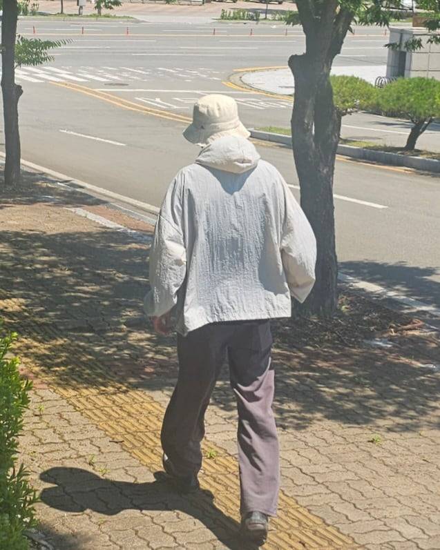 23일 대구지법 안동지원에서 스토킹처벌법 위반 및 주거침입, 절도미수, 주거수색 등 혐의로 잠정조치 심리를 마친 피의자 A씨가 법원을 떠나고 있다. 그는 “빠른 시일 직장을 그만 두고 이사도 가서 피해자 주변을 떠나겠다”고 말했다. /권광순 기자