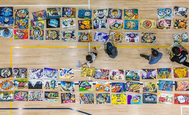 20일 오전 서울 노원구 삼육대학교 체육관에서 교수들이 '2025 전국 고교생 아트엔디자인 실기대회'에 출품된 작품을 심사하고 있다./장련성 기자