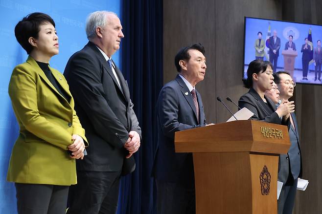 국민의힘 외교통일위원회 위원들이 23일 서울 여의도 국회 소통관에서 "중동발 리스크 대응할 기회인 나토 정상회의 불참은 잘못된 결정"이라며 성명서를 발표하고 있다. /연합뉴스
