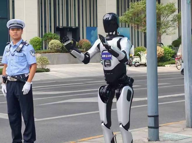 중국 청두시에서 휴머노이드 로봇이 거리 순찰에 투입된 모습. /바이두 캡처