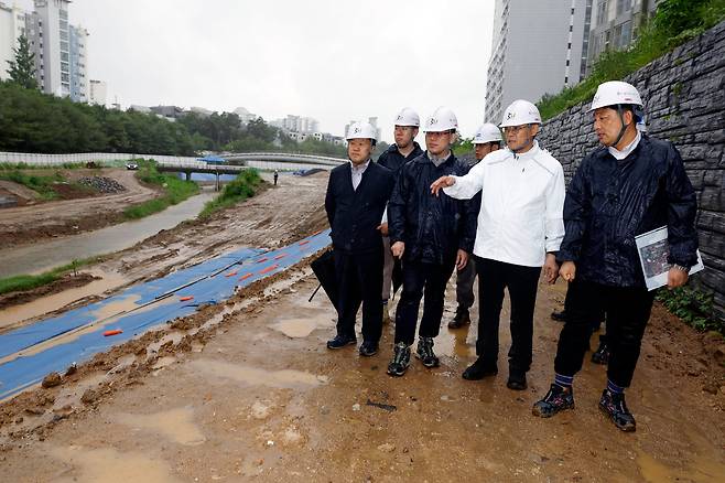 황상하 SH 사장(오른쪽 두 번째) 등 점검단이 지난 20일 호우주의보가 발령된 가운데 강동구 망월천 하천 정비 현장의 안전성을 점검하고 있다./SH공사 제공