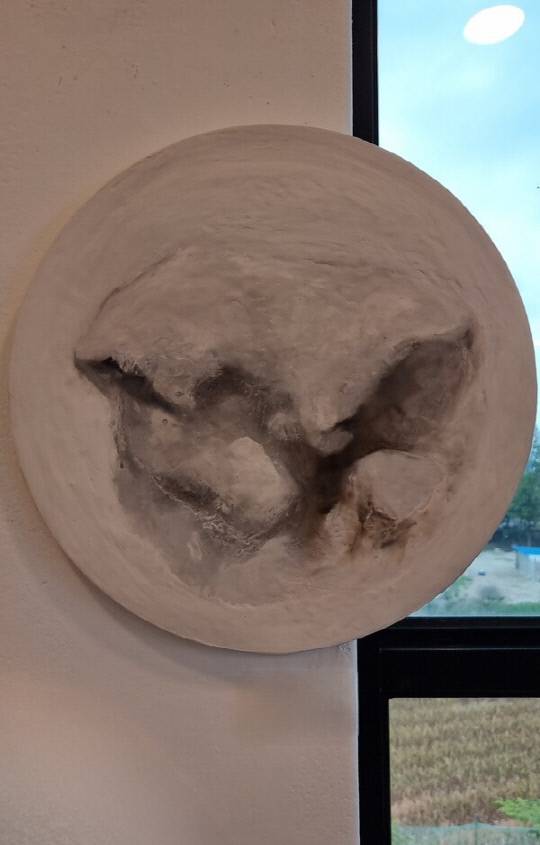 김효진 작가 '그 날...그 곳에...' (캔버스에 돌가루+목탄+파스텔, 40×40cm, 2025)