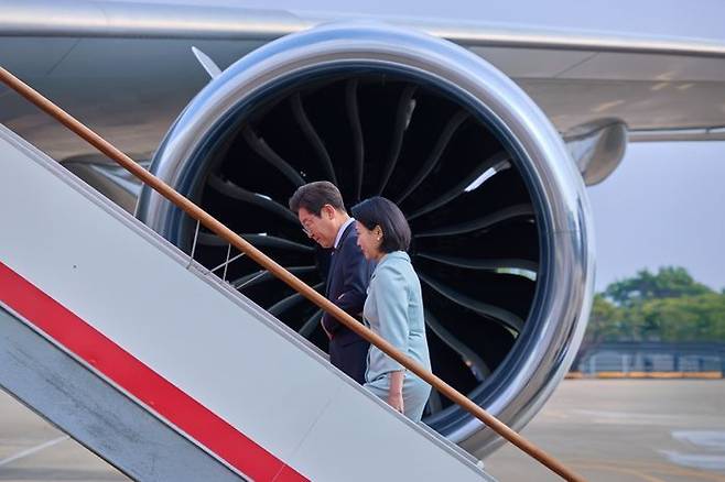 주요 7개국(G7) 정상회의 참석차 캐나다를 방문하는 이재명 대통령과 부인 김혜경 여사가 지난 16일 성남 서울공항에서 공군 1호기에 탑승하고 있다. (공동취재) ⓒ연합뉴스