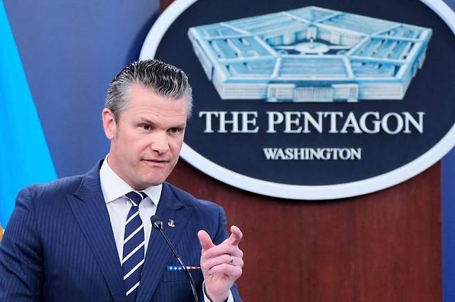 피트 헤그세스 미국 국방장관이 22일(현지시간) 미 워싱턴 인근 국방부 청사에서 전날 전격 단행된 이란 핵시설 타격에 관한 브리핑을 하고 있다. ⓒ AP/연합뉴스