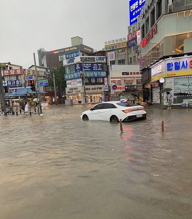 지난해 집중호우가 내린 침수된 경기도 평택역 일대. ⓒ 평택시/연합뉴스