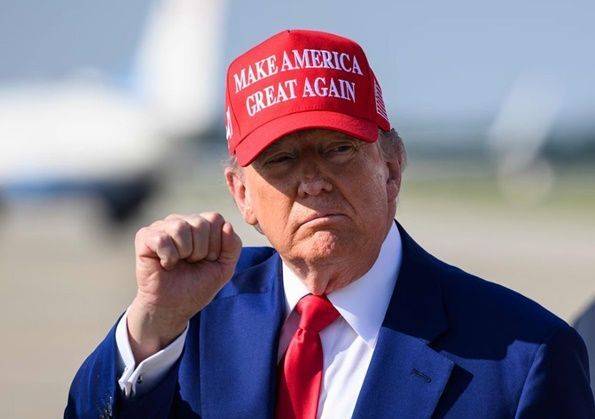 도널드 트럼프 미국 대통령이 21일(현지시간) 미 메릴랜드주 앤드루스 공군 기지에서 주먹을 쥐어 보이고 있다. ⓒ AFP/연합뉴스