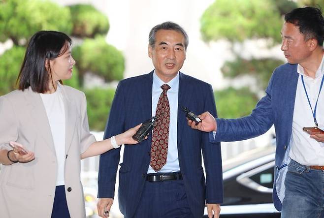 김건희 여사 관련 의혹을 수사하는 민중기 특별검사가 23일 서울 서초구 서초동에 마련된 임시 사무실로 출근하며 취재진 질문에 답하고 있다. ⓒ연합뉴