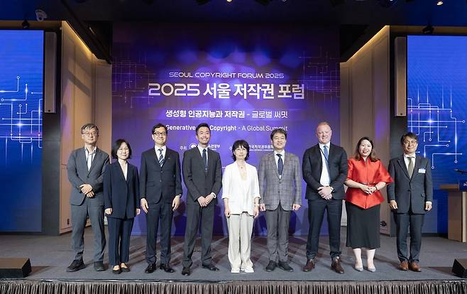 6월 16일 앰배서더 서울 풀만 호텔에서 열린 ‘2025 서울 저작권 포럼’에서 참석자들과 연사들이 기념사진을 촬영하고 있다. 한국저작권위원회 제공