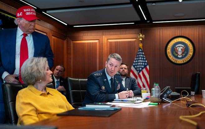 21일(현지 시간) 미국 워싱턴 백악관 상황실(워룸)에서 도널드 트럼프 대통령(왼쪽)과 J D 밴스 부통령(왼쪽에서 다섯 번째), 수지 와일스 백악관 비서실장(왼쪽에서 두 번째)이 댄 케인 합참의장(왼쪽에서 네 번째)으로부터 이란 공습 작전에 대한 설명을 듣고 있다. 워싱턴=AP 뉴시스