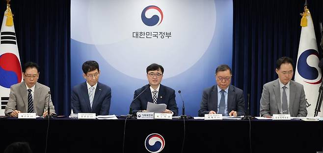 임기근 기획재정부 제2차관이 20일 오전 서울 종로구 정부서울청사에서 2024년 공공기관 경영실적 평가 결과 발표를 하고 있다. 왼쪽부터 배근호 감사평가단장, 김춘순 준정부기관 평가단장, 임기근 기획재정부 제2차관, 곽채기 공기업 평가단장, 장정진 공공정책국장. 2025.06.20.뉴시스