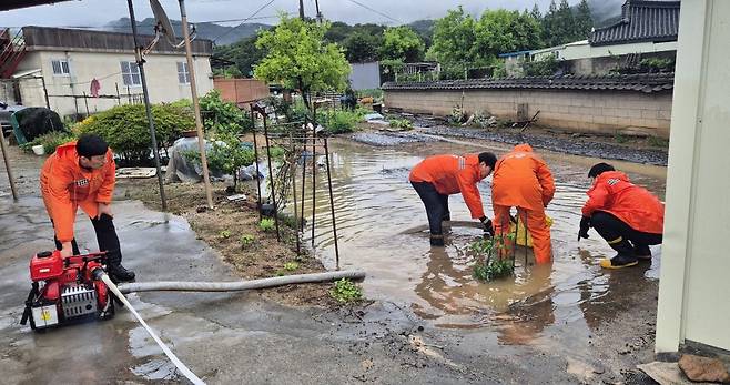 21일 오전 9시쯤 전남 담양군 창평면 한 마을에서 하천이 범람해 소방당국이 안전조치를 하고 있다. 2025.6.21/전남소방 제공