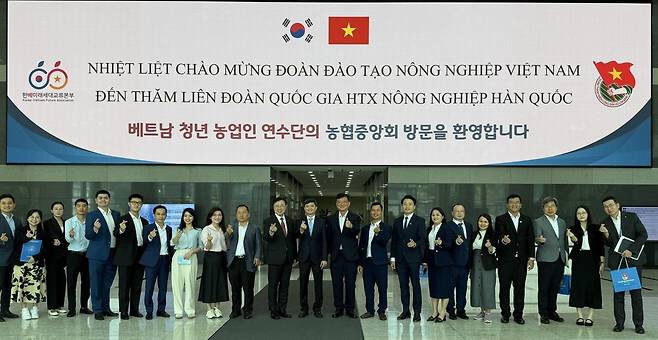 농협중앙회는23일 사단법인 한베미래세대교류본부가 베트남 호치민공산청년단에서 선발한 청년 농업인들을 초청, 한국 농협의 주요 농업 기반 시설을 견학하고 선진 농업 기술 및 유통 시스템을 배우는 연수 프로그램을 운영한다고 밝혔다. (왼쪽에서 11번째)이종욱 상무, (12번째) 응우옌 민 찌엣 연수단 대표이자 호치민공산청년단 서기, (13번째) 김동환 한베미래세대교류본부 이사장