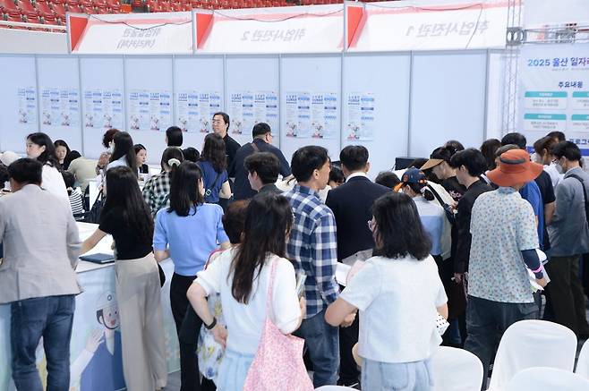 18일 울산 중구 동천체육관에서 열린 ‘2025 울산 일자리박람회’에서구직자들이 구직상담을 받기위해 기다리고 있다. 2025.06.18. 울산=뉴시스