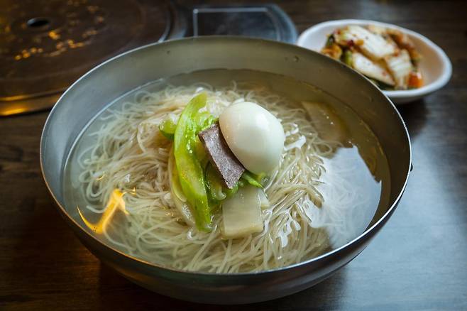 평양냉면은 시원한 동치미 국물과 고기 국물을 섞어 맛을 낸 차가운 메밀국수이다. 여름철 많이 찾는 대표 음식인 평양냉면은 메밀 주 생산지인 평안남도 일대에서 유래한 음식으로 알려져 있다. 게티이미지코리아