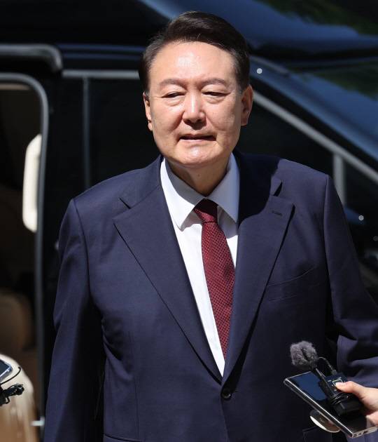윤석열 전 대통령이 23일 서울 서초구 서울중앙지방법원에서 열린 내란 우두머리 혐의·직권남용 권리행사 방해 혐의 사건 제8차 공판에 출석하고 있다.<사진공동취재단·연합뉴스 사진>