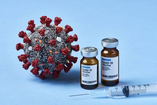 기초과학연구원 한국바이러스기초연구소는 코로나19 바이러스의 RNA 복제와 증식을 억제하는 새로운 항바이러스 후보물질을 개발했다.  아이클릭아트 제공