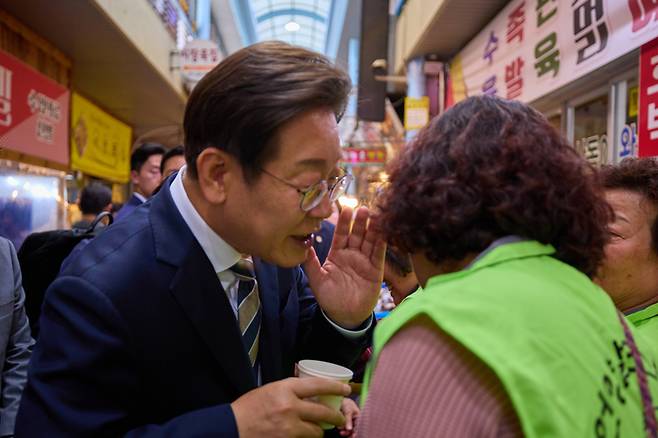 이재명 대통령, 울산 언양알프스시장 방문     (서울=연합뉴스) 대통령실은 이재명 대통령이 20일 울산 언양알프스시장을 방문한 모습을 21일 SNS에 공개했다. 2025.6.21 [이재명 대통령 SNS. 재판매 및 DB 금지]     photo@yna.co.kr (끝)