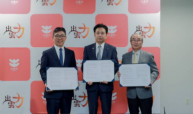 (왼쪽부터)김유원 네이버클라우드 대표, 이이즈카 토시유키 이즈모시장, 와타나베 에이지 사회복지법인 이즈모시 사회복지협의회 회장이 일본 이즈모시에 '클로바 케어콜'을 도입하기 위한 업무 협약을 체결하고 기념사진을 찍고 있다. [사진=네이버클라우드 제공]