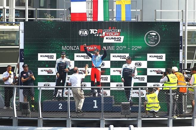 2025 TCR 월드투어 3라운드 시상대에 오른 노버트 미첼리즈