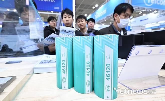 지난 3월 산업통상자원부 주최, 한국배터리산업협회, 코엑스 주관으로 서울 강남구 코엑스에서 열린 국내 최대 배터리 전시회 인터배터리 2025에서 참관객이 중국 비아디(BYD)의 원통형 LFP 배터리를 살펴보고 있다.  이동근기자 foto@etnews.com