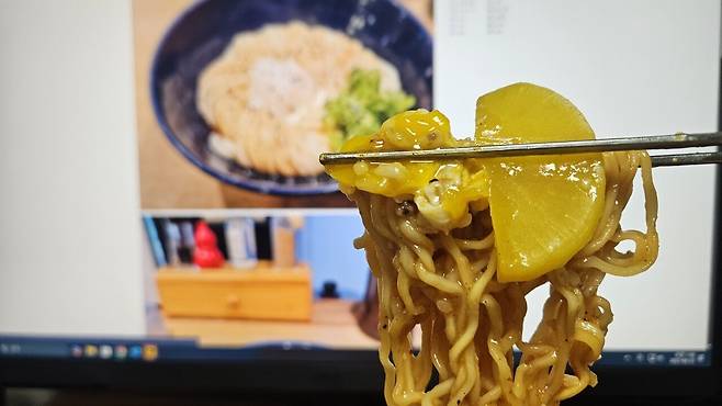 20250623_015624.jpg 저녁 신라면 레드 컵으로 라죽