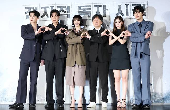 배우 신승호(왼쪽부터), 이민호, 나나, 김병우 감독, 채수빈, 안효섭이 지난 17일 서울 광진구 롯데시네마 건대입구에서 열린 영화 '전지적 독자 시점‘ 제작보고회에 참석해 포즈를 취하고 있다. 롯데엔터테인먼트 제공