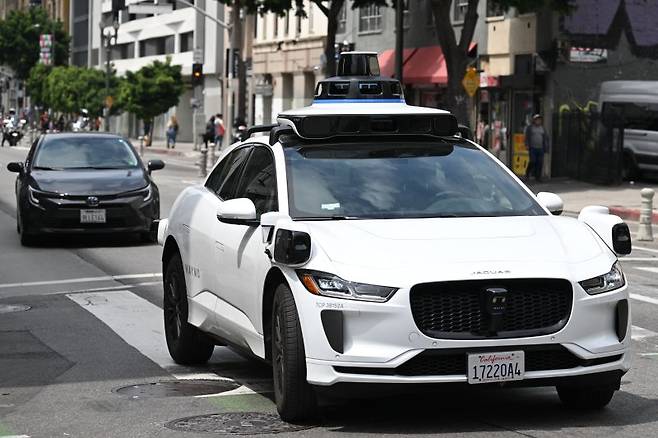 지난 5월 1일 미국 캘리포니아주 로스앤젤레스에서 촬영된 웨이모의 자율주행 택시.AFP연합뉴스