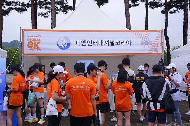 지난 21일 서울 상암 월드컵공원 평화광장에서 열린 '2025 글로벌 6K 마라톤 서울대회' 참석자들이 피엠인터내셔널코리아의 음료를 마시고 있다. 피엠인터내셔널코리아