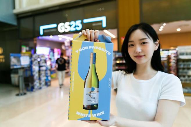 캔달잭슨 X 오이스터베이 화이트 와인 세트를 들고 있는 모델. 아영FBC 제공