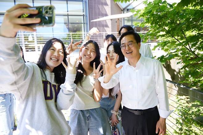 김동연 경기도지사가 미국 워싱턴주 현지시각 5월10일 시애틀에 있는 한 카페테리아에서 열린 워싱턴대 한인 학생회와의 간담회를 마치고 기념촬영을 하고 있다. 경기도 제공