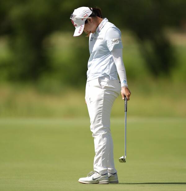 양희영, 김효주, 방신실, 최혜진, 리디아 고, 고진영, 윤이나, 전인지, 넬리 코다, 황유민, 김아림, 박성현, 이정은6, 김세영, 유해란 프로 등이 출전한 2025년 미국여자프로골프(LPGA) 투어 메이저 골프대회 KPMG 위민스 PGA챔피언십 4라운드에서 최혜진 프로가 퍼팅이 들어가지 않아 아쉬워하는 모습이다. 사진제공=2025 PGA of America