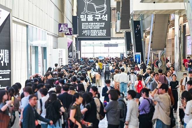 ‘2025 서울국제도서전’이 관람객들로 북적이고 있다. 대한출판문화협회 제공