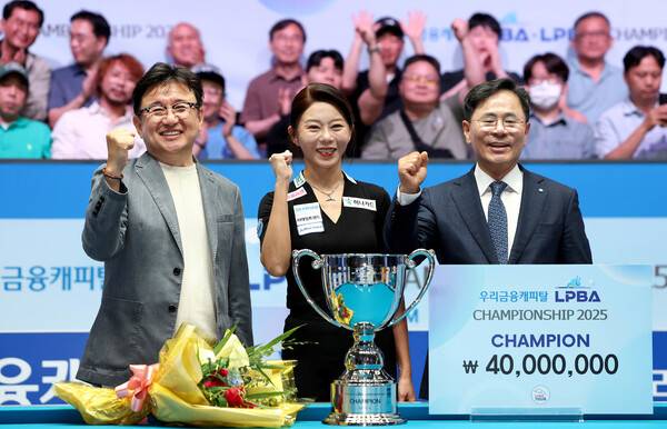 김가영이 22일 밤 우리금융캐피탈 챔피언십 결승전에서 우승한 뒤 기동호 우리금융캐피탈 대표이사(오른쪽), 장상진 PBA 부총재와 기념사진을 찍고 있다. PBA 제공