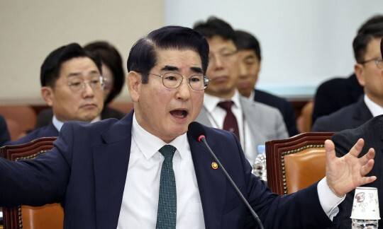 김용현 국방부 장관이 지난해 11월28일 국회에서 열린 국회 국방위원회 전체회의에 출석해 윤석열 대통령의 골프장 이용 등에 대한 질문에 답변하고 있다. 윤운식 선임기자 yws@hani.co.kr