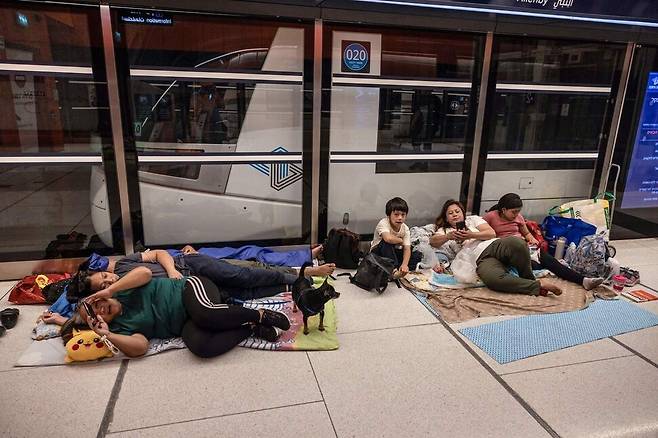 22일, 이란의 미사일 공격을 우려한 이스라엘 텔아비브 시민들이 지하철역에 대피해 있다. AFP연합뉴스