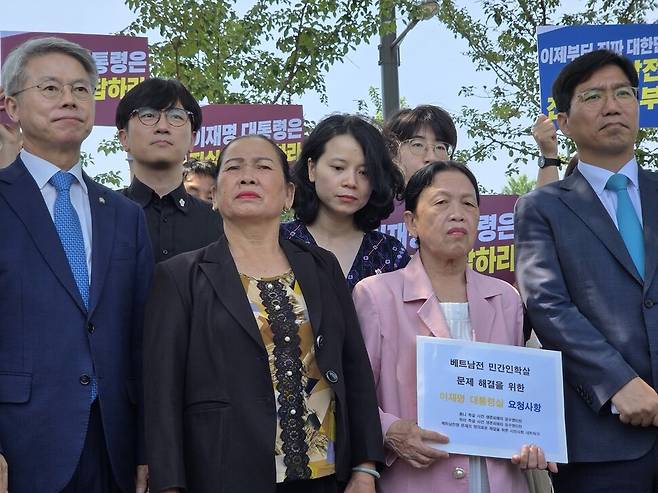 한베평화재단을 비롯한 시민단체들이 모여있는 ‘베트남전쟁 문제의 정의로운 해결을 위한 시민사회 네트워크’가 23일 오전 11시 용산 대통령실 앞에서 기자회견을 열고 대통령실과의 면담 내용을 발표하고 있다. 박찬희 기자 a href=\"mailto:chpark@hani.co.kr\"chpark@hani.co.kr/a