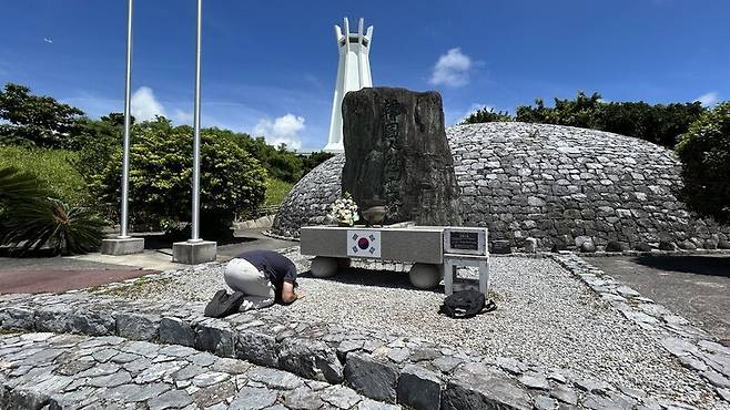 일본 오키나와 남부 이토만시 오키나와 평화기념공원의 한국인위령탑 앞에서 한 한국인 청년이 절을 하고 있다.