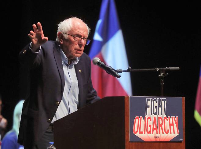 버니 샌더스 미국 상원의원이 지난 20일(현지시각) 미국 텍사스주 매켈런에서 열린 ‘과두제와 싸우자’ 순회연설에서 연설하고 있다. 사진 AP 연합뉴스