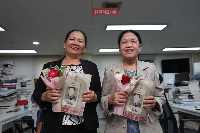 한국군에 의한 베트남전 민간인 학살 피해 생존자인 65살 응우옌티탄(왼쪽)과 68살 응우옌티탄이 2025년 6월18일 서울 마포구 공덕동 한겨레를 찾아 한겨레21부 팻말 앞에서 활짝 웃고 있다. 한겨레21은 1999년 5월 한국군에 의한 베트남전 민간인 학살 사건을 최초 보도했다. 이종근 선임기자 root2@hani.co.kr