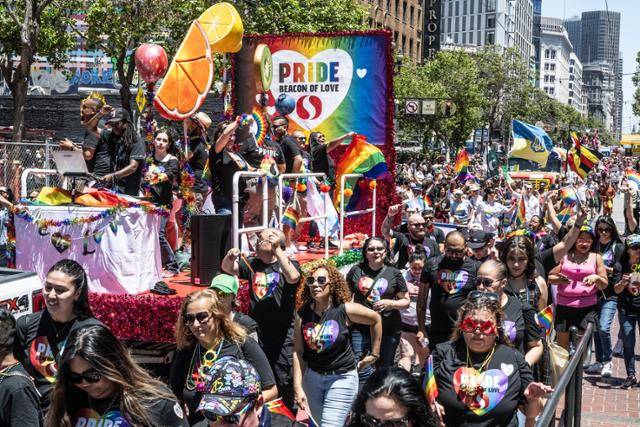 지난해 6월 30일 미국 캘리포니아주 샌프란시스코 도심에서 프라이드 퍼레이드 참가자들이 행진하고 있다. 샌프란시스코=UPI 연합뉴스