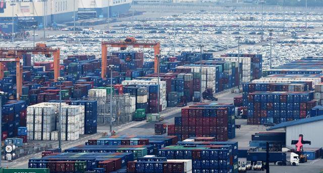 13일 경기 평택시 포승읍 평택항에 수출용 컨테이너와 차량들이 세워져 있다. 뉴스1