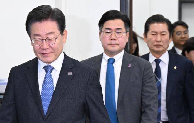 지난해 5월 20일 이재명(왼쪽부터) 당시 더불어민주당 대표와 박찬대 당시 원내대표, 정청래 당시 수석최고위원이 국회의사당에서 열린 최고위원회의에 참석하고 있다. 고영권 기자