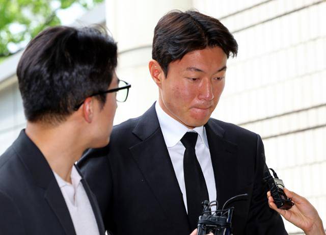 불법 촬영 혐의로 1심에서 징역형 집행유예를 선고받은 축구선수 황의조가 19일 서울 서초구 서울중앙지방법원에서 열린 항소심 1차 공판에 출석하고 있다. 뉴시스