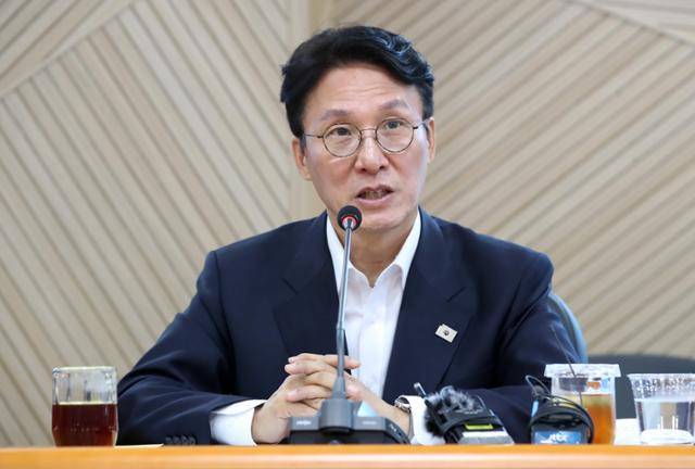 김민석 국무총리 후보자가 20일 대구 수성구 대구디지털혁신진흥원에서 열린 '인공지능 전환(AX) 연구거점 조성을 위한 경청 간담회'에 참석해 모두발언을 하고 있다. 대구=연합뉴스