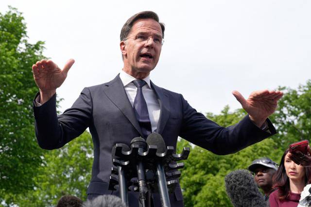 마르크 뤼터 북대서양조약기구(NATO·나토) 사무총장이 지난 4월 미국 워싱턴 백악관에서 기자들과 대화하고 있다. 워싱턴=AP 연합뉴스