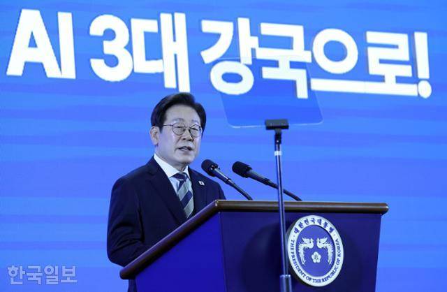 이재명 대통령이 20일 울산전시컨벤션센터에서 열린 '대한민국 AI 고속도로, 울산 AI데이터센터 출범식'을 찾아 격려사를 하고 있다. 왕태석 선임기자