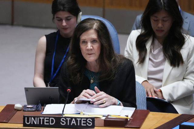 도로시 셰이 유엔 주재 미국 대사 대행이 22일 미 뉴욕 유엔본부에서 열린 유엔 안전보장이사회(안보리) 긴급 회의에 참석해 다른 참석자의 발언을 듣고 있다. 뉴욕=AFP 연합뉴스