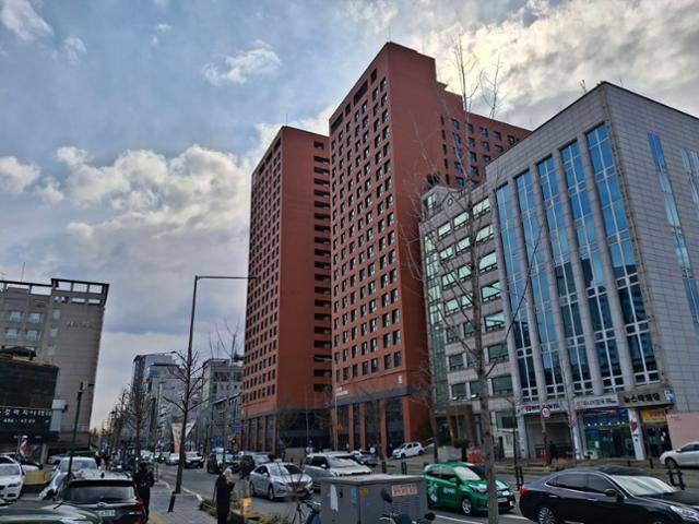 3월 찾아간 서울 강동구 길동 청년안심주택. 대로변에 선 붉은 외장 건물 2동이다. 김민호 기자