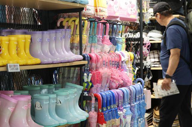 12일 서울 시내 한 대형마트에 우산과 장화 같은 장마 용품이 진열돼 있다. 연합뉴스
