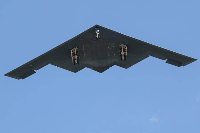 미군의 B-2 스피릿 스텔스 폭격기가 22일 이란 핵시설에 대한 대규모 공습을 마치고 미주리주 화이트먼 기지로 복귀하고 있다. AP 뉴시스